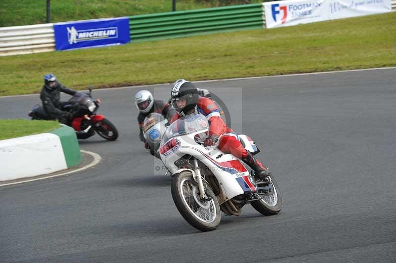 Mallory park Leicestershire;Mallory park photographs;Motorcycle action photographs;classic bikes;event digital images;eventdigitalimages;mallory park;no limits trackday;peter wileman photography;vintage bikes;vintage motorcycles;vmcc festival 1000 bikes