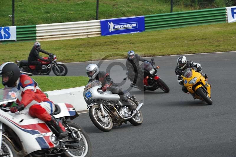 Mallory park Leicestershire;Mallory park photographs;Motorcycle action photographs;classic bikes;event digital images;eventdigitalimages;mallory park;no limits trackday;peter wileman photography;vintage bikes;vintage motorcycles;vmcc festival 1000 bikes