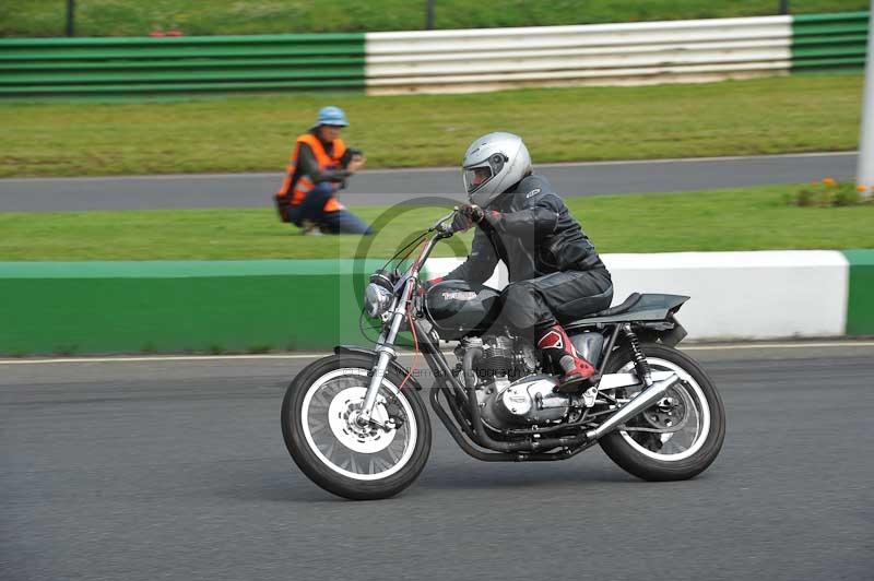 Mallory park Leicestershire;Mallory park photographs;Motorcycle action photographs;classic bikes;event digital images;eventdigitalimages;mallory park;no limits trackday;peter wileman photography;vintage bikes;vintage motorcycles;vmcc festival 1000 bikes