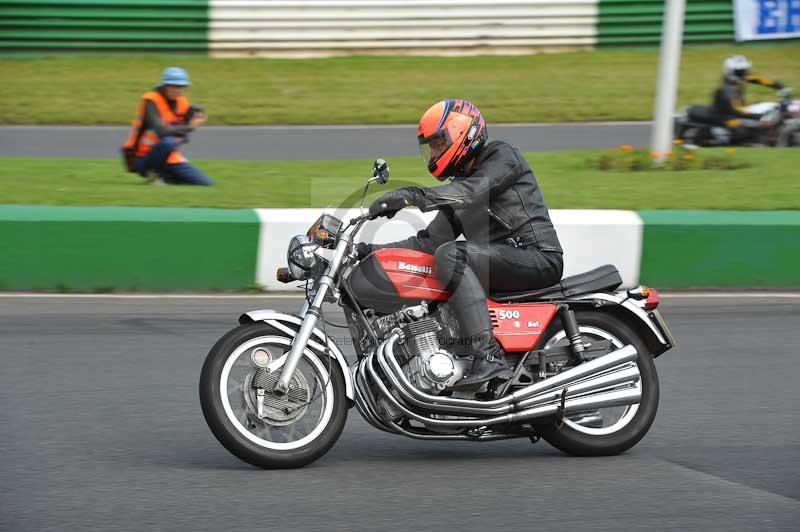 Mallory park Leicestershire;Mallory park photographs;Motorcycle action photographs;classic bikes;event digital images;eventdigitalimages;mallory park;no limits trackday;peter wileman photography;vintage bikes;vintage motorcycles;vmcc festival 1000 bikes