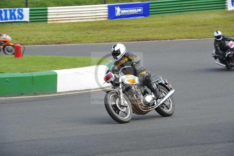 Mallory park Leicestershire;Mallory park photographs;Motorcycle action photographs;classic bikes;event digital images;eventdigitalimages;mallory park;no limits trackday;peter wileman photography;vintage bikes;vintage motorcycles;vmcc festival 1000 bikes