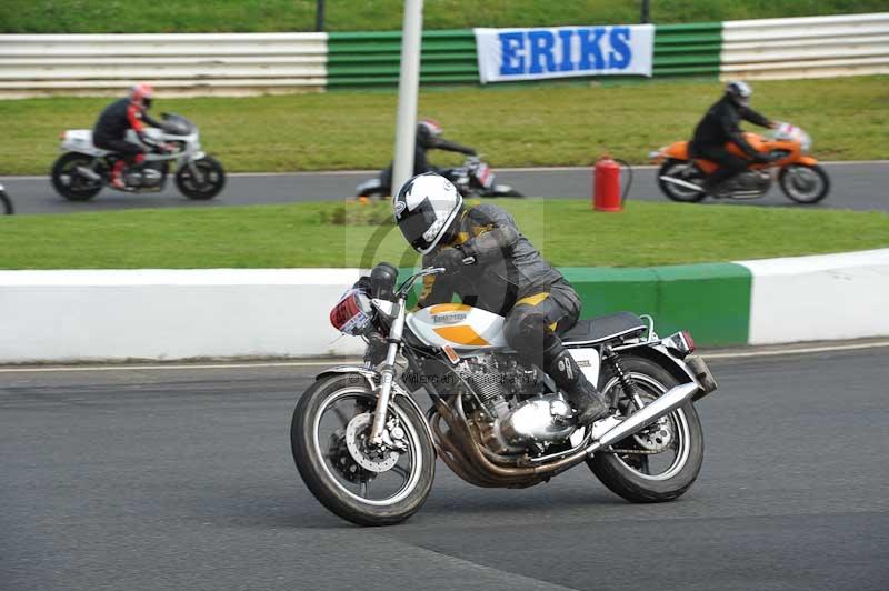 Mallory park Leicestershire;Mallory park photographs;Motorcycle action photographs;classic bikes;event digital images;eventdigitalimages;mallory park;no limits trackday;peter wileman photography;vintage bikes;vintage motorcycles;vmcc festival 1000 bikes