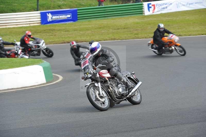 Mallory park Leicestershire;Mallory park photographs;Motorcycle action photographs;classic bikes;event digital images;eventdigitalimages;mallory park;no limits trackday;peter wileman photography;vintage bikes;vintage motorcycles;vmcc festival 1000 bikes