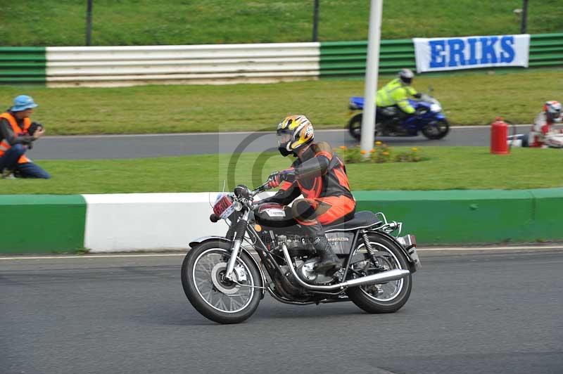 Mallory park Leicestershire;Mallory park photographs;Motorcycle action photographs;classic bikes;event digital images;eventdigitalimages;mallory park;no limits trackday;peter wileman photography;vintage bikes;vintage motorcycles;vmcc festival 1000 bikes