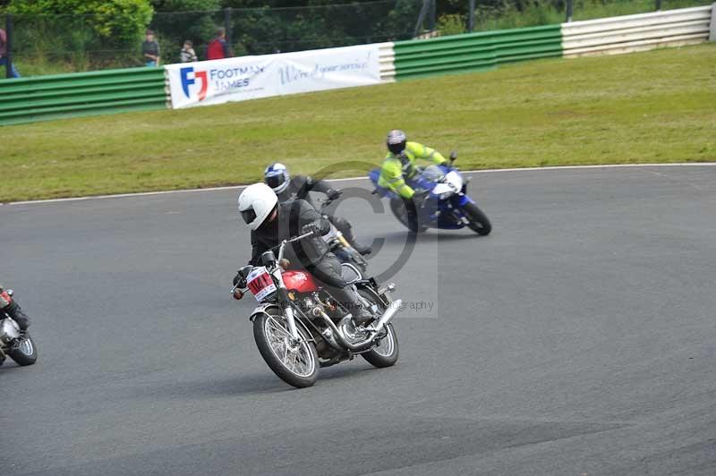 Mallory park Leicestershire;Mallory park photographs;Motorcycle action photographs;classic bikes;event digital images;eventdigitalimages;mallory park;no limits trackday;peter wileman photography;vintage bikes;vintage motorcycles;vmcc festival 1000 bikes