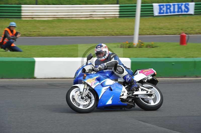 Mallory park Leicestershire;Mallory park photographs;Motorcycle action photographs;classic bikes;event digital images;eventdigitalimages;mallory park;no limits trackday;peter wileman photography;vintage bikes;vintage motorcycles;vmcc festival 1000 bikes