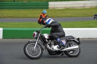 Mallory-park-Leicestershire;Mallory-park-photographs;Motorcycle-action-photographs;classic-bikes;event-digital-images;eventdigitalimages;mallory-park;no-limits-trackday;peter-wileman-photography;vintage-bikes;vintage-motorcycles;vmcc-festival-1000-bikes