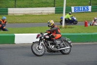 Mallory-park-Leicestershire;Mallory-park-photographs;Motorcycle-action-photographs;classic-bikes;event-digital-images;eventdigitalimages;mallory-park;no-limits-trackday;peter-wileman-photography;vintage-bikes;vintage-motorcycles;vmcc-festival-1000-bikes