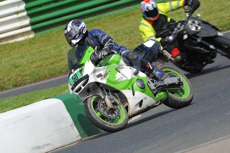 Mallory park Leicestershire;Mallory park photographs;Motorcycle action photographs;classic bikes;event digital images;eventdigitalimages;mallory park;no limits trackday;peter wileman photography;vintage bikes;vintage motorcycles;vmcc festival 1000 bikes