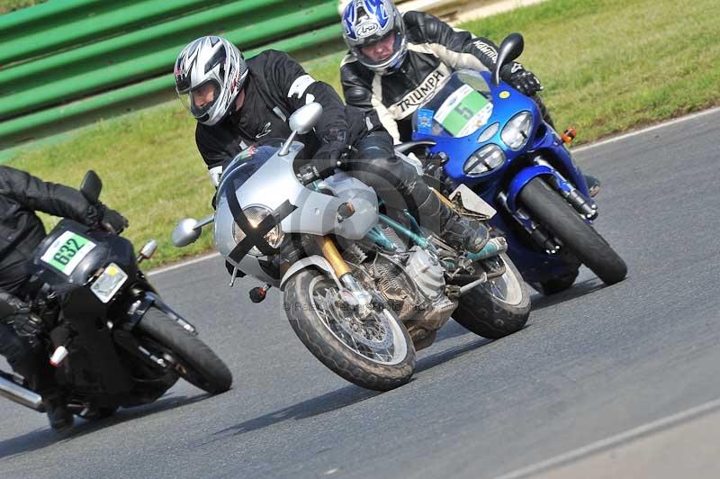 Mallory park Leicestershire;Mallory park photographs;Motorcycle action photographs;classic bikes;event digital images;eventdigitalimages;mallory park;no limits trackday;peter wileman photography;vintage bikes;vintage motorcycles;vmcc festival 1000 bikes