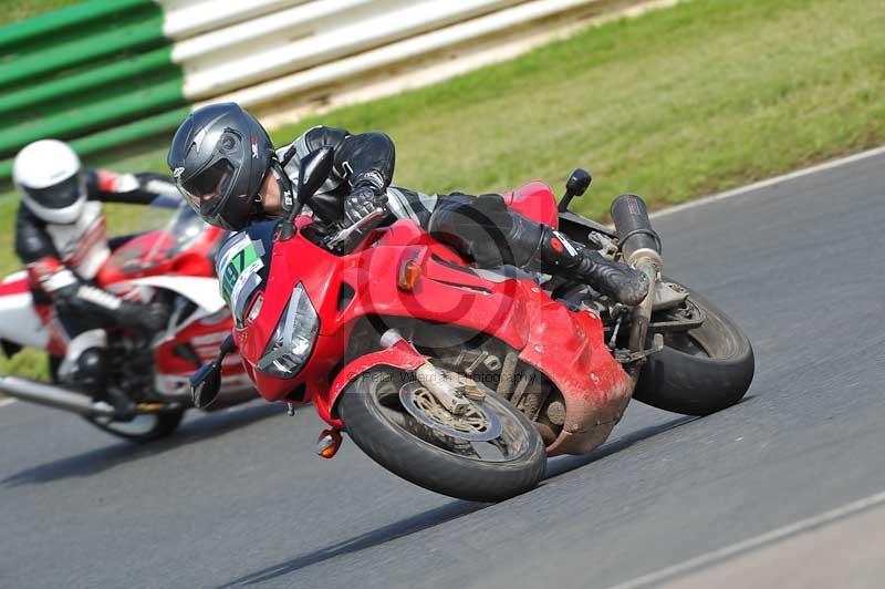 Mallory park Leicestershire;Mallory park photographs;Motorcycle action photographs;classic bikes;event digital images;eventdigitalimages;mallory park;no limits trackday;peter wileman photography;vintage bikes;vintage motorcycles;vmcc festival 1000 bikes