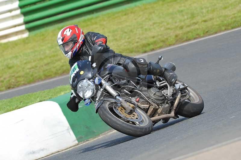 Mallory park Leicestershire;Mallory park photographs;Motorcycle action photographs;classic bikes;event digital images;eventdigitalimages;mallory park;no limits trackday;peter wileman photography;vintage bikes;vintage motorcycles;vmcc festival 1000 bikes