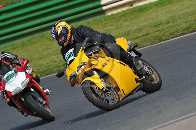 Mallory park Leicestershire;Mallory park photographs;Motorcycle action photographs;classic bikes;event digital images;eventdigitalimages;mallory park;no limits trackday;peter wileman photography;vintage bikes;vintage motorcycles;vmcc festival 1000 bikes