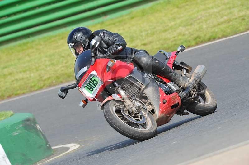 Mallory park Leicestershire;Mallory park photographs;Motorcycle action photographs;classic bikes;event digital images;eventdigitalimages;mallory park;no limits trackday;peter wileman photography;vintage bikes;vintage motorcycles;vmcc festival 1000 bikes