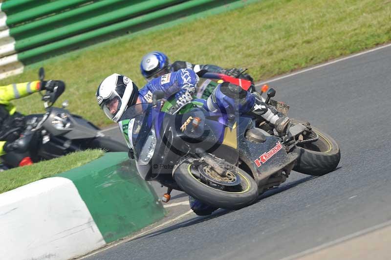 Mallory park Leicestershire;Mallory park photographs;Motorcycle action photographs;classic bikes;event digital images;eventdigitalimages;mallory park;no limits trackday;peter wileman photography;vintage bikes;vintage motorcycles;vmcc festival 1000 bikes