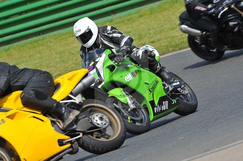 Mallory park Leicestershire;Mallory park photographs;Motorcycle action photographs;classic bikes;event digital images;eventdigitalimages;mallory park;no limits trackday;peter wileman photography;vintage bikes;vintage motorcycles;vmcc festival 1000 bikes