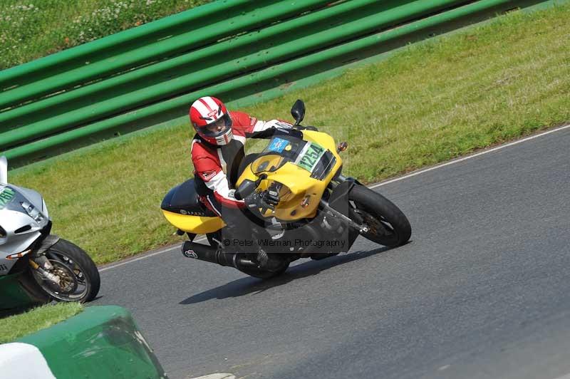 Mallory park Leicestershire;Mallory park photographs;Motorcycle action photographs;classic bikes;event digital images;eventdigitalimages;mallory park;no limits trackday;peter wileman photography;vintage bikes;vintage motorcycles;vmcc festival 1000 bikes