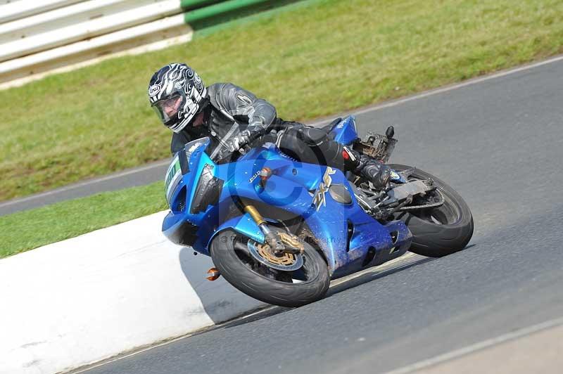 Mallory park Leicestershire;Mallory park photographs;Motorcycle action photographs;classic bikes;event digital images;eventdigitalimages;mallory park;no limits trackday;peter wileman photography;vintage bikes;vintage motorcycles;vmcc festival 1000 bikes