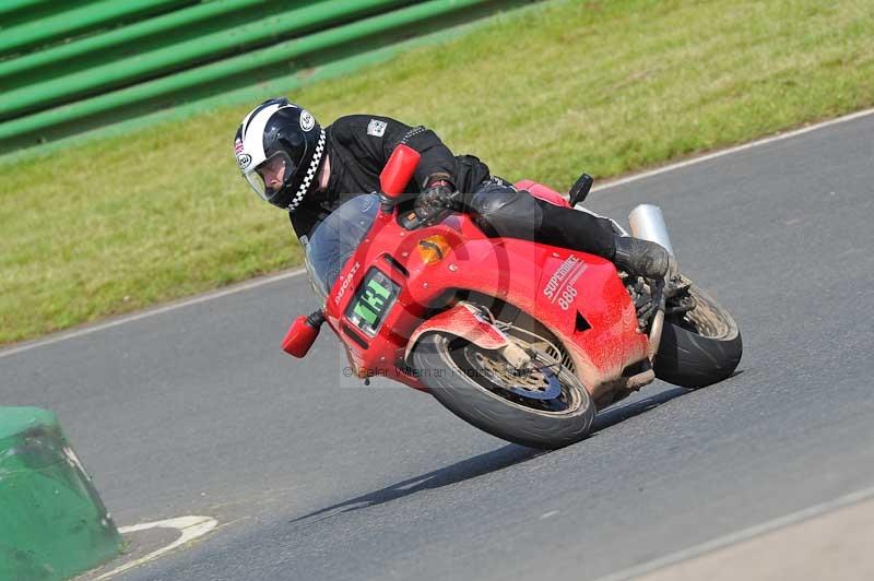 Mallory park Leicestershire;Mallory park photographs;Motorcycle action photographs;classic bikes;event digital images;eventdigitalimages;mallory park;no limits trackday;peter wileman photography;vintage bikes;vintage motorcycles;vmcc festival 1000 bikes