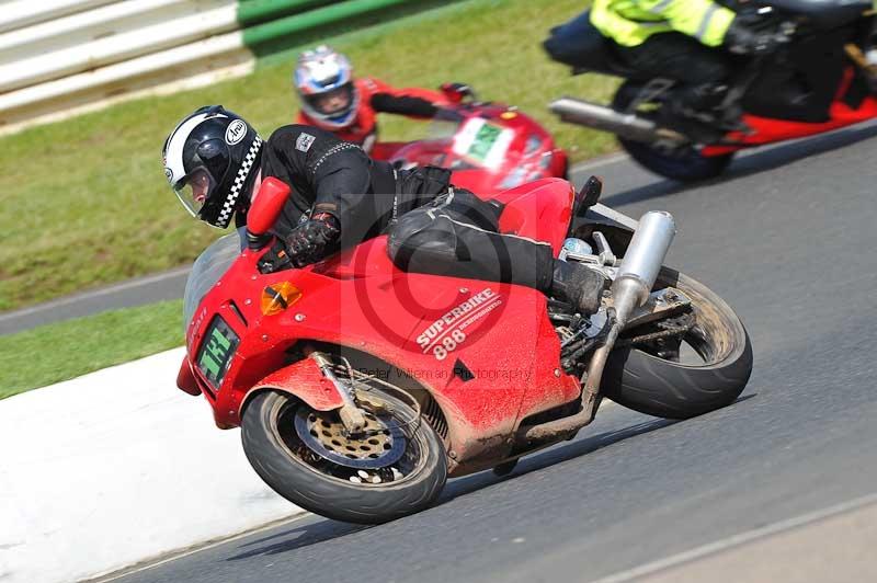 Mallory park Leicestershire;Mallory park photographs;Motorcycle action photographs;classic bikes;event digital images;eventdigitalimages;mallory park;no limits trackday;peter wileman photography;vintage bikes;vintage motorcycles;vmcc festival 1000 bikes