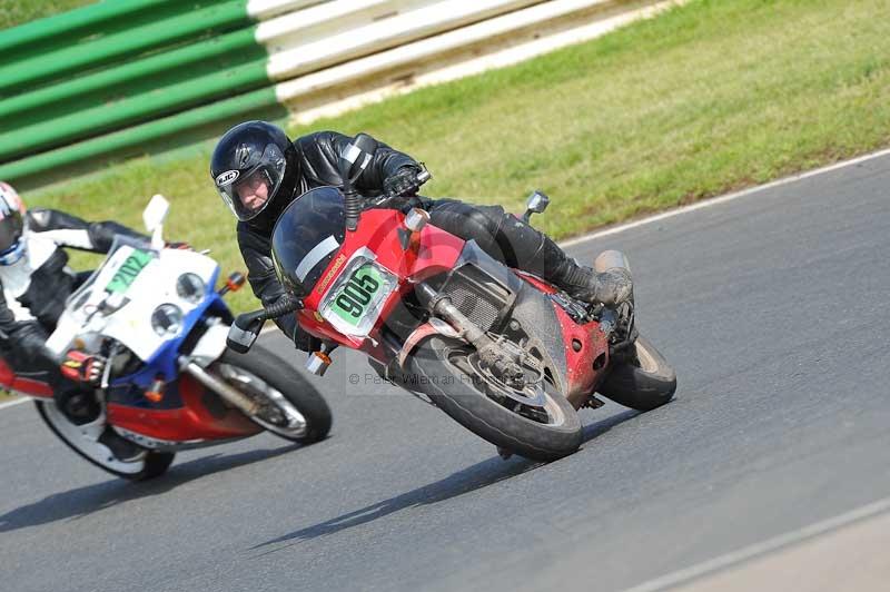 Mallory park Leicestershire;Mallory park photographs;Motorcycle action photographs;classic bikes;event digital images;eventdigitalimages;mallory park;no limits trackday;peter wileman photography;vintage bikes;vintage motorcycles;vmcc festival 1000 bikes