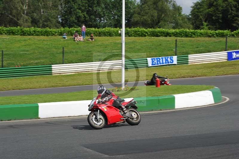 Mallory park Leicestershire;Mallory park photographs;Motorcycle action photographs;classic bikes;event digital images;eventdigitalimages;mallory park;no limits trackday;peter wileman photography;vintage bikes;vintage motorcycles;vmcc festival 1000 bikes