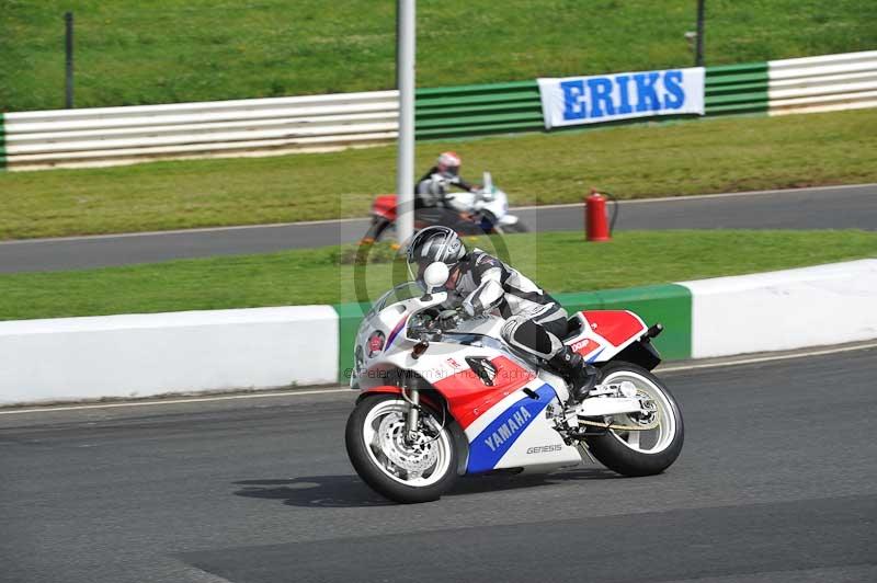 Mallory park Leicestershire;Mallory park photographs;Motorcycle action photographs;classic bikes;event digital images;eventdigitalimages;mallory park;no limits trackday;peter wileman photography;vintage bikes;vintage motorcycles;vmcc festival 1000 bikes