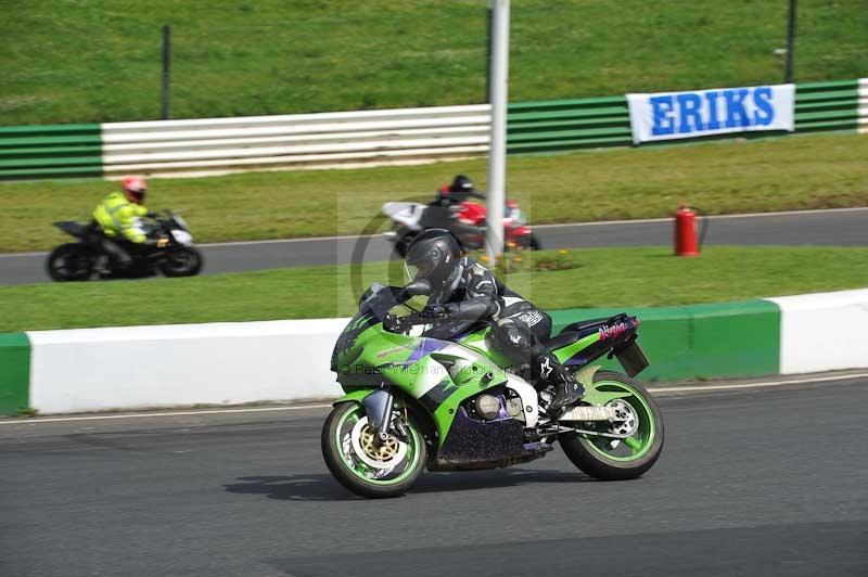 Mallory park Leicestershire;Mallory park photographs;Motorcycle action photographs;classic bikes;event digital images;eventdigitalimages;mallory park;no limits trackday;peter wileman photography;vintage bikes;vintage motorcycles;vmcc festival 1000 bikes