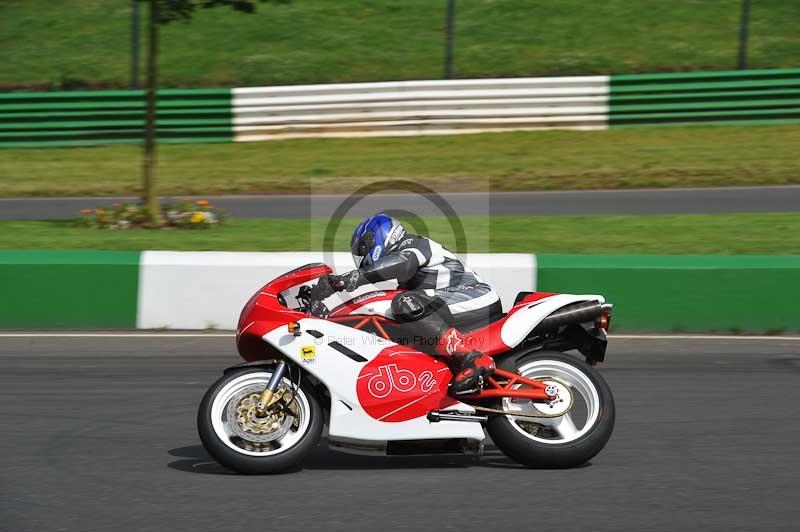 Mallory park Leicestershire;Mallory park photographs;Motorcycle action photographs;classic bikes;event digital images;eventdigitalimages;mallory park;no limits trackday;peter wileman photography;vintage bikes;vintage motorcycles;vmcc festival 1000 bikes