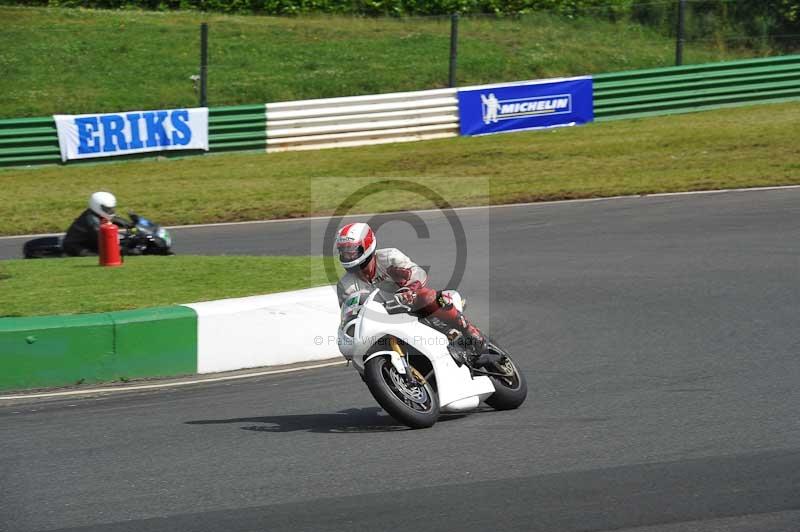 Mallory park Leicestershire;Mallory park photographs;Motorcycle action photographs;classic bikes;event digital images;eventdigitalimages;mallory park;no limits trackday;peter wileman photography;vintage bikes;vintage motorcycles;vmcc festival 1000 bikes