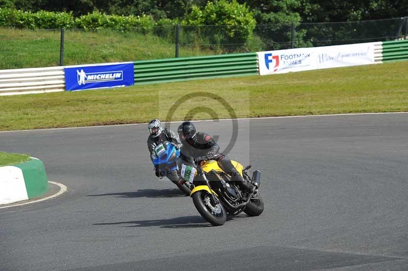 Mallory park Leicestershire;Mallory park photographs;Motorcycle action photographs;classic bikes;event digital images;eventdigitalimages;mallory park;no limits trackday;peter wileman photography;vintage bikes;vintage motorcycles;vmcc festival 1000 bikes