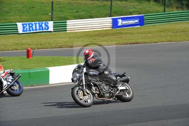 Mallory park Leicestershire;Mallory park photographs;Motorcycle action photographs;classic bikes;event digital images;eventdigitalimages;mallory park;no limits trackday;peter wileman photography;vintage bikes;vintage motorcycles;vmcc festival 1000 bikes