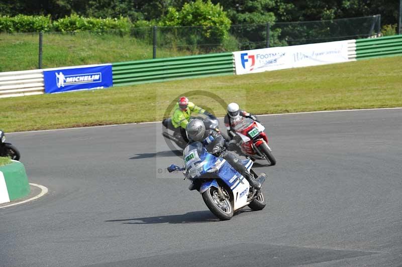 Mallory park Leicestershire;Mallory park photographs;Motorcycle action photographs;classic bikes;event digital images;eventdigitalimages;mallory park;no limits trackday;peter wileman photography;vintage bikes;vintage motorcycles;vmcc festival 1000 bikes