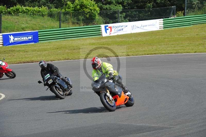 Mallory park Leicestershire;Mallory park photographs;Motorcycle action photographs;classic bikes;event digital images;eventdigitalimages;mallory park;no limits trackday;peter wileman photography;vintage bikes;vintage motorcycles;vmcc festival 1000 bikes