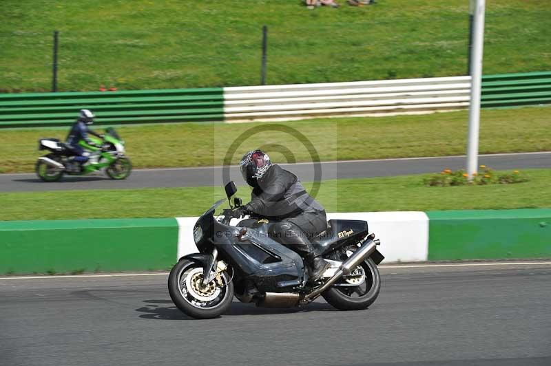 Mallory park Leicestershire;Mallory park photographs;Motorcycle action photographs;classic bikes;event digital images;eventdigitalimages;mallory park;no limits trackday;peter wileman photography;vintage bikes;vintage motorcycles;vmcc festival 1000 bikes