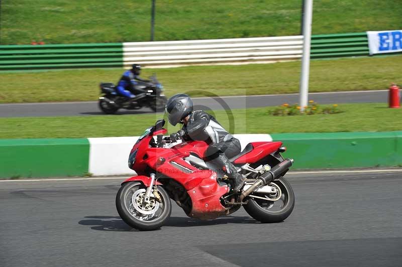 Mallory park Leicestershire;Mallory park photographs;Motorcycle action photographs;classic bikes;event digital images;eventdigitalimages;mallory park;no limits trackday;peter wileman photography;vintage bikes;vintage motorcycles;vmcc festival 1000 bikes