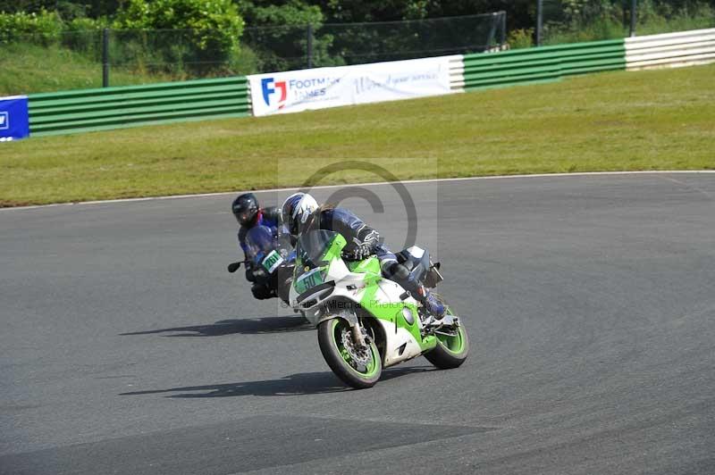 Mallory park Leicestershire;Mallory park photographs;Motorcycle action photographs;classic bikes;event digital images;eventdigitalimages;mallory park;no limits trackday;peter wileman photography;vintage bikes;vintage motorcycles;vmcc festival 1000 bikes