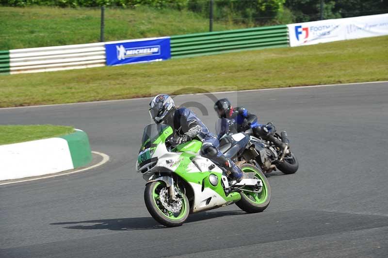 Mallory park Leicestershire;Mallory park photographs;Motorcycle action photographs;classic bikes;event digital images;eventdigitalimages;mallory park;no limits trackday;peter wileman photography;vintage bikes;vintage motorcycles;vmcc festival 1000 bikes