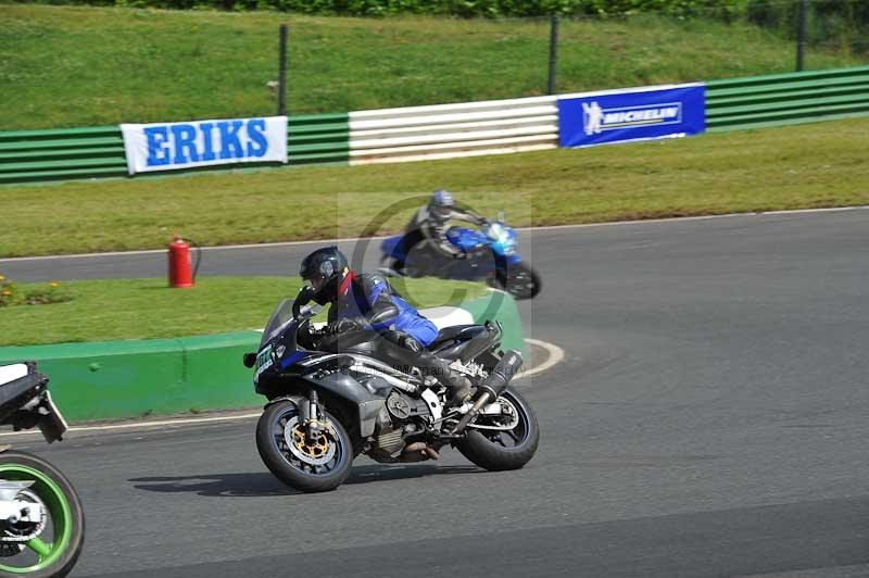 Mallory park Leicestershire;Mallory park photographs;Motorcycle action photographs;classic bikes;event digital images;eventdigitalimages;mallory park;no limits trackday;peter wileman photography;vintage bikes;vintage motorcycles;vmcc festival 1000 bikes