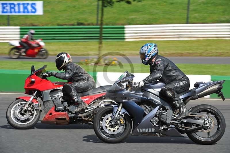 Mallory park Leicestershire;Mallory park photographs;Motorcycle action photographs;classic bikes;event digital images;eventdigitalimages;mallory park;no limits trackday;peter wileman photography;vintage bikes;vintage motorcycles;vmcc festival 1000 bikes