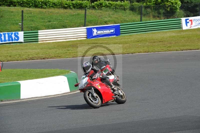 Mallory park Leicestershire;Mallory park photographs;Motorcycle action photographs;classic bikes;event digital images;eventdigitalimages;mallory park;no limits trackday;peter wileman photography;vintage bikes;vintage motorcycles;vmcc festival 1000 bikes