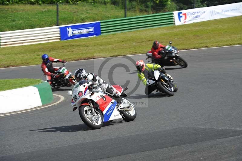 Mallory park Leicestershire;Mallory park photographs;Motorcycle action photographs;classic bikes;event digital images;eventdigitalimages;mallory park;no limits trackday;peter wileman photography;vintage bikes;vintage motorcycles;vmcc festival 1000 bikes