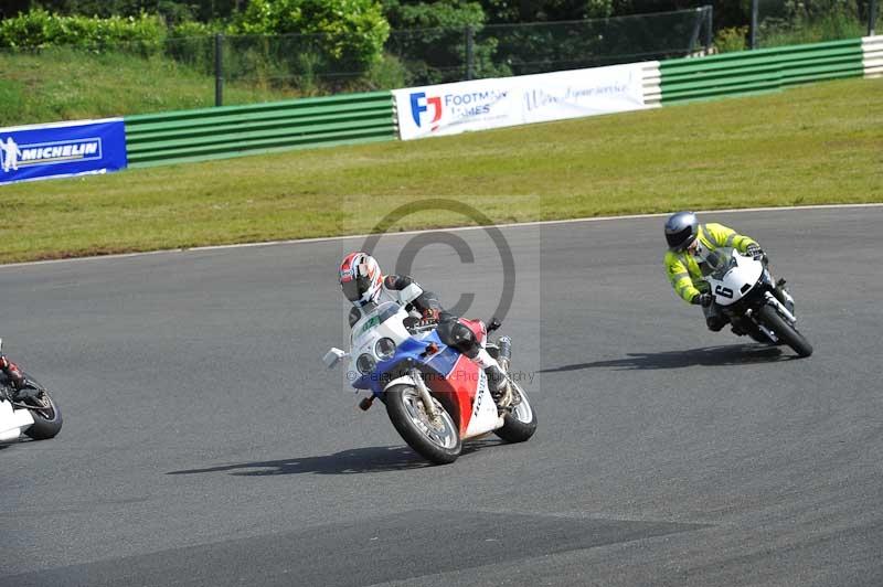 Mallory park Leicestershire;Mallory park photographs;Motorcycle action photographs;classic bikes;event digital images;eventdigitalimages;mallory park;no limits trackday;peter wileman photography;vintage bikes;vintage motorcycles;vmcc festival 1000 bikes