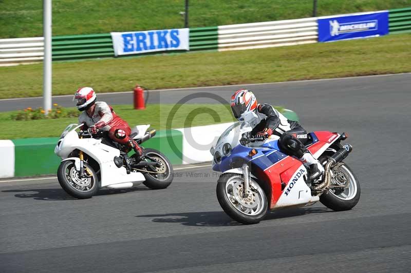 Mallory park Leicestershire;Mallory park photographs;Motorcycle action photographs;classic bikes;event digital images;eventdigitalimages;mallory park;no limits trackday;peter wileman photography;vintage bikes;vintage motorcycles;vmcc festival 1000 bikes