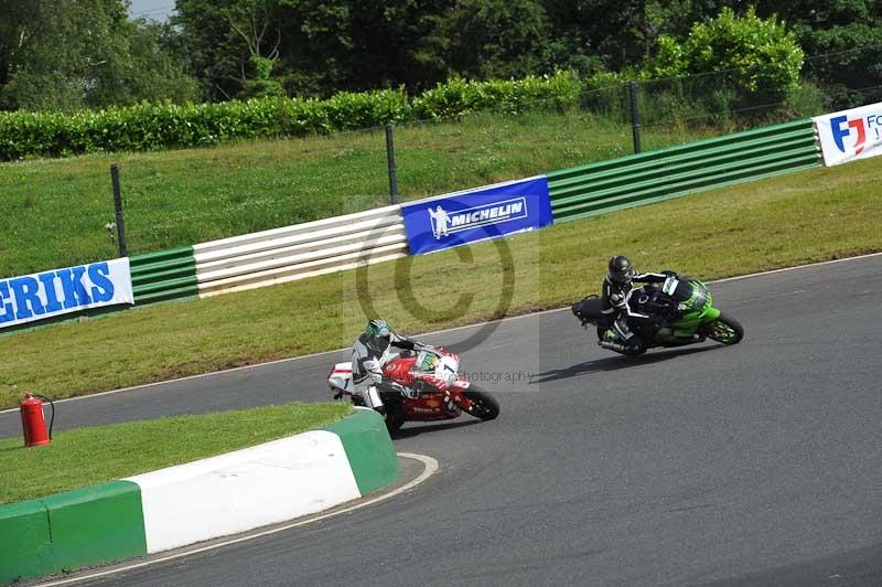 Mallory park Leicestershire;Mallory park photographs;Motorcycle action photographs;classic bikes;event digital images;eventdigitalimages;mallory park;no limits trackday;peter wileman photography;vintage bikes;vintage motorcycles;vmcc festival 1000 bikes