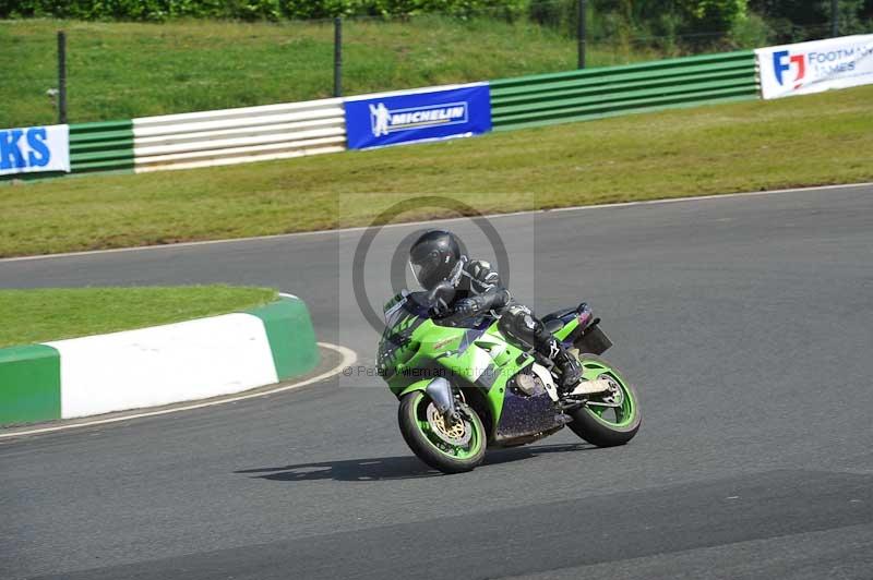 Mallory park Leicestershire;Mallory park photographs;Motorcycle action photographs;classic bikes;event digital images;eventdigitalimages;mallory park;no limits trackday;peter wileman photography;vintage bikes;vintage motorcycles;vmcc festival 1000 bikes