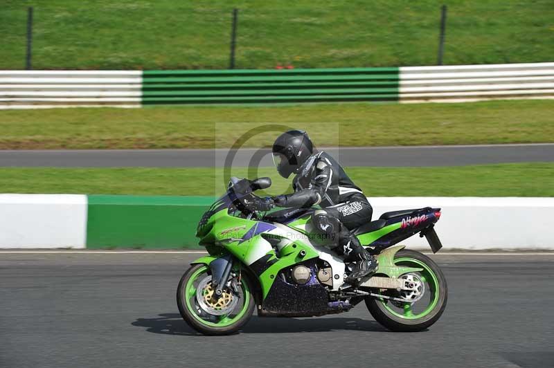 Mallory park Leicestershire;Mallory park photographs;Motorcycle action photographs;classic bikes;event digital images;eventdigitalimages;mallory park;no limits trackday;peter wileman photography;vintage bikes;vintage motorcycles;vmcc festival 1000 bikes