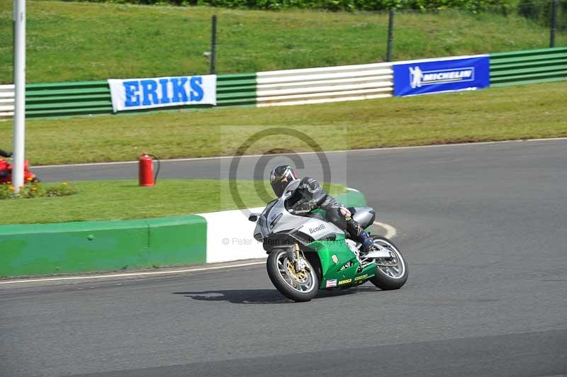 Mallory park Leicestershire;Mallory park photographs;Motorcycle action photographs;classic bikes;event digital images;eventdigitalimages;mallory park;no limits trackday;peter wileman photography;vintage bikes;vintage motorcycles;vmcc festival 1000 bikes