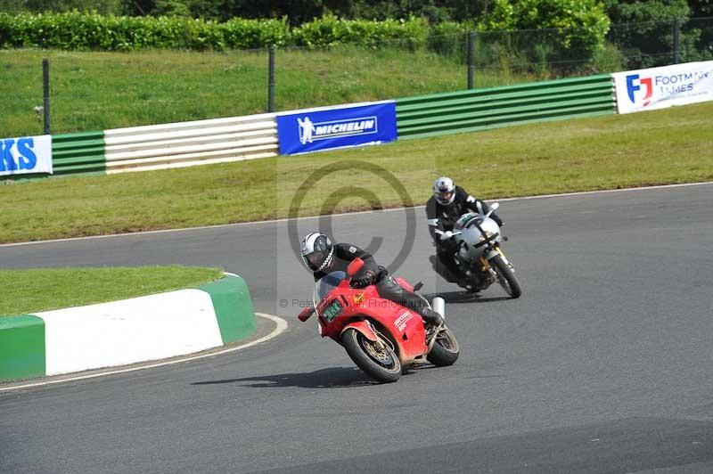 Mallory park Leicestershire;Mallory park photographs;Motorcycle action photographs;classic bikes;event digital images;eventdigitalimages;mallory park;no limits trackday;peter wileman photography;vintage bikes;vintage motorcycles;vmcc festival 1000 bikes