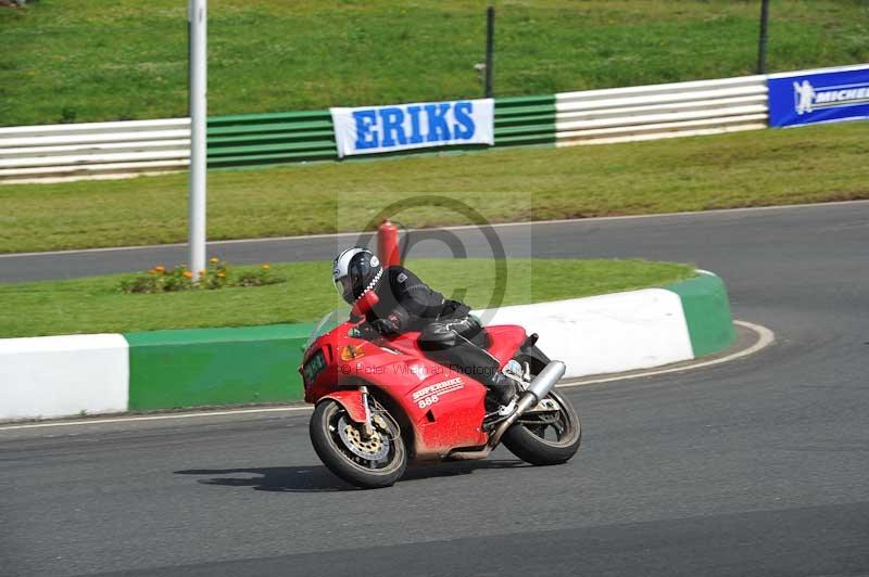 Mallory park Leicestershire;Mallory park photographs;Motorcycle action photographs;classic bikes;event digital images;eventdigitalimages;mallory park;no limits trackday;peter wileman photography;vintage bikes;vintage motorcycles;vmcc festival 1000 bikes